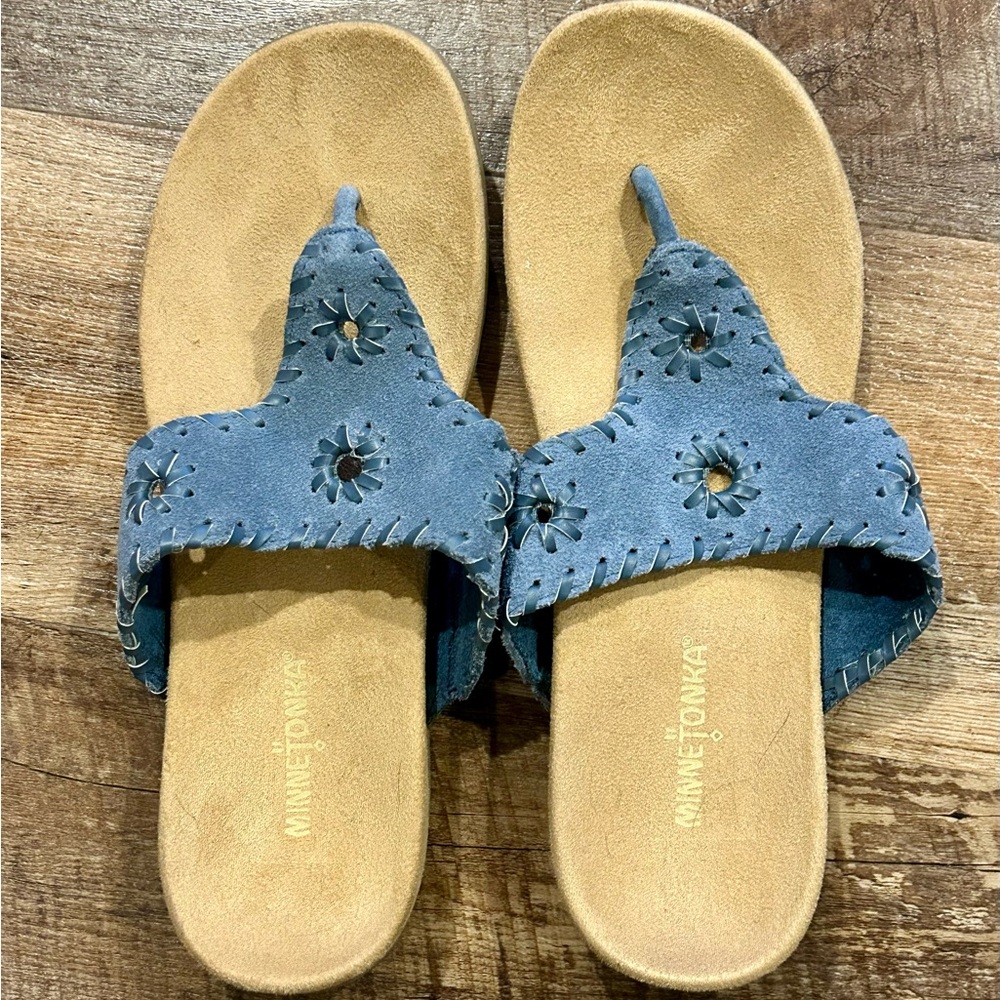 Minnetonka Women's Blue Floral Sandals